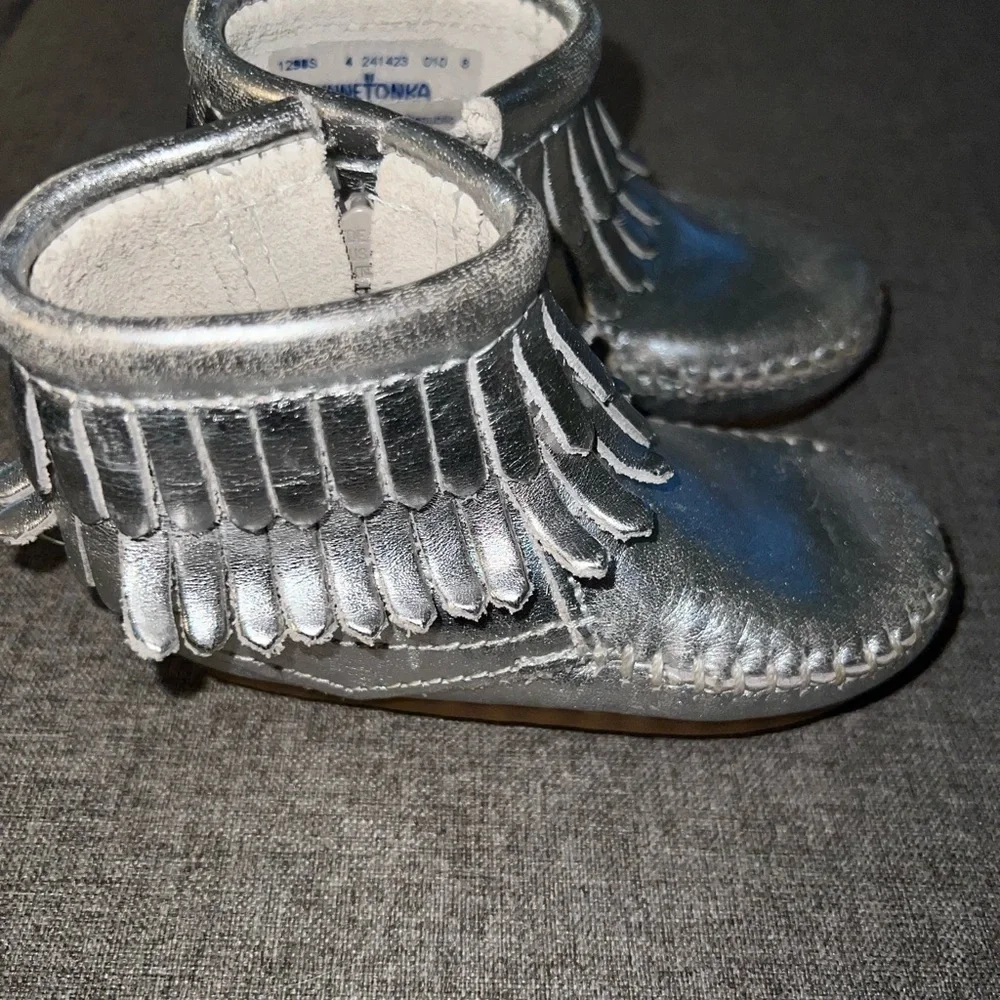 MINNETONKA Girls Leather Round Toe Layered Fringe Silver Boots Size 4